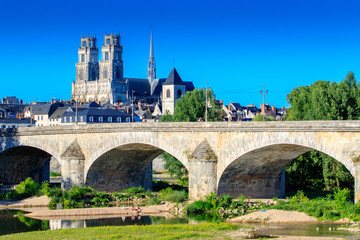 La cathédrale et le pont Georges V à Orléans