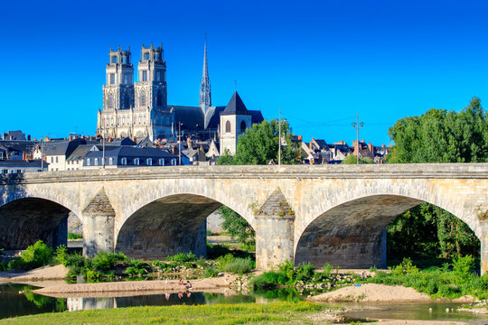 La cathédrale et le pont Georges V à Orléans
