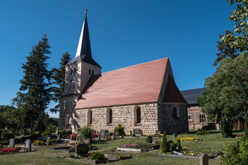 Fototapeta na wymiar Mittelalterliche Dorfkirche in Siethen mit Gräbern im Vordergrund - Stadt Ludwigsfelde - Landkreis Teltow-Fläming