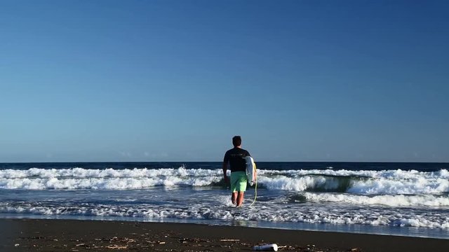 鵠沼海岸　サーファー　男性