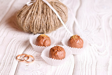 Fototapeta na wymiar Wedding rings and chocolate sweets