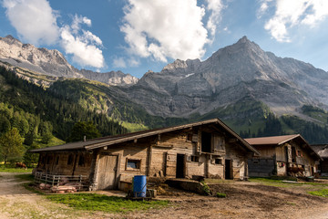 Fototapeta na wymiar Farmhouses in the Tyrolean mountains at Grosser Ahornboden