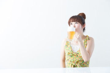 ビールを飲む女性・白壁