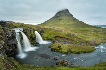 Photo sur Plexiglas Kirkjufell Kirkjufell - Berg und Wasserfall   Island 
