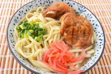 沖縄伝統の豚足テビチそば