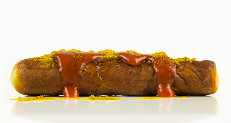 Eine gebratene Wurst mit Curry und Ketchup