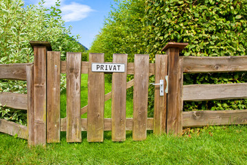 Garten mit Schild Privat  - Woden fence with shield