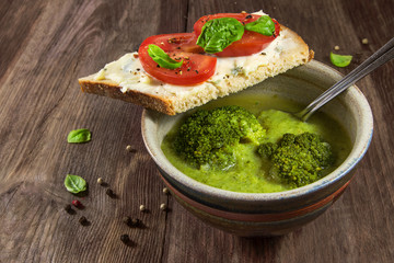 green broccoli vegetable soup and bread with gorgonzola and tomato bread