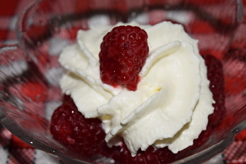 coupe de framboises à la chantilly