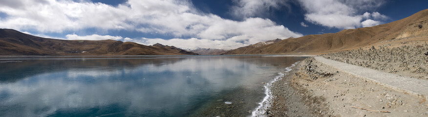 Fototapeta na wymiar Yamdrok Lake, Tibet