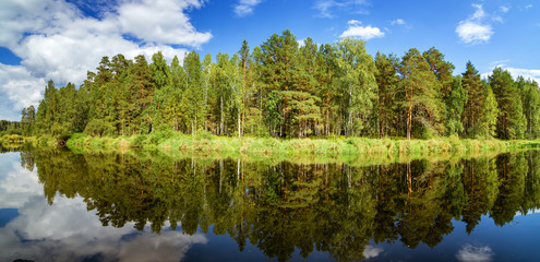 летний пейзаж на Уральской реке Иртыш, Россия © 7ynp100