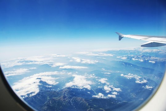 Avi&oacute;n en las nubes