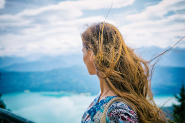 Frau auf Bergen in Alpen schaut auf Walchensee