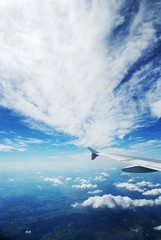 Fototapeta na wymiar Avión en las nubes