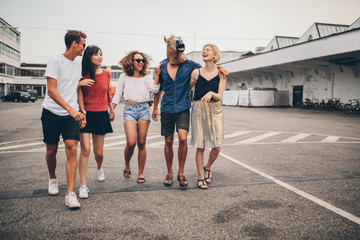 Obraz premium Young friends walking together on the street