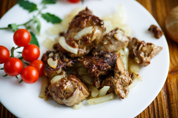 Naklejka premium Fried chicken liver with onions