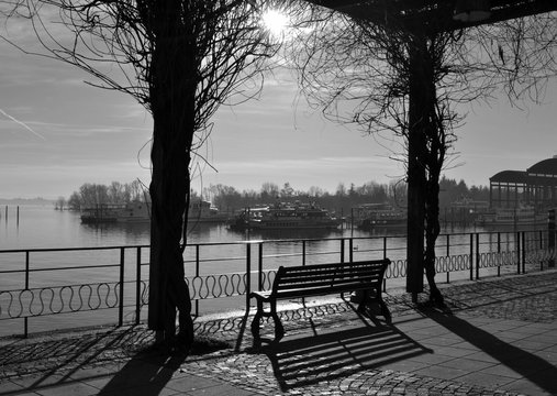 "Chiudiamo gli occhi 
per vedere nuotare in un lago
Infinite promesse".
Giuseppe Ungaretti