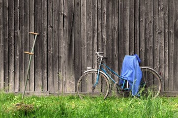 faux et vieux vélo contre un mur en bois