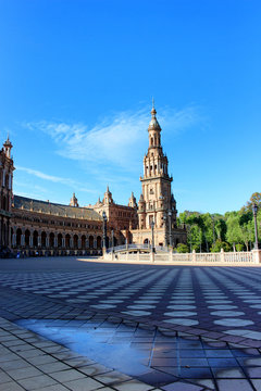 Flaque d'eau sur la place d'Espagne (S&eacute;ville - Espagne)