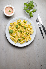 Świeże Włoskie tortellini na szarym tle