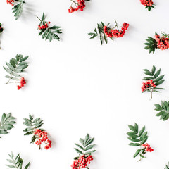 Naklejka premium Creative arrangement made of rowan. frame, flat lay, top view. autumn wallpaper