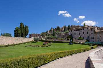 Fototapeta na wymiar Panorama del prato di fronte alla Basilica Superiore di San Francesco ad Assisi