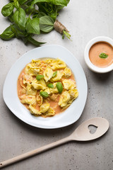 Świeże Włoskie tortellini z sosem pomidorowym i bazylią