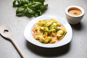 Świeże Włoskie tortellini z sosem pomidorowym i bazylią