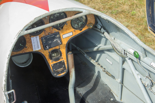 Cockpit eines alten Segelflugzeugs