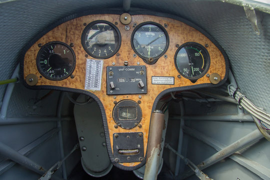 Cockpit eines alten Segelflugzeugs