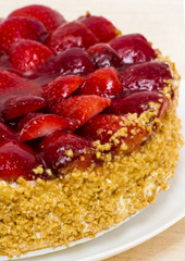 Strawberry cake with almonds and cream