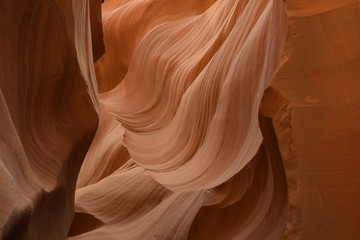 Obraz premium Zauberhafte Welt. Der Lower Antelope Canyon. Wo sich Sturzfluten regelmäßig Bahn brechen. Und den Stein schleifen. Ein einziges Wunder der Farben und Formen.