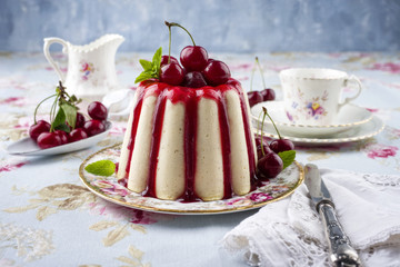 Cheesecake mit Kirschen