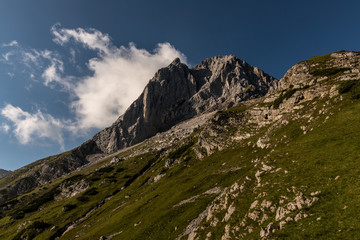 Fototapeta na wymiar Majestic Lampsenspitze over Ahornboden in Tyrol's mountains