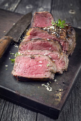 gegrilltes Hüftsteak auf altem Blech