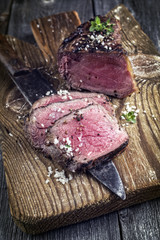 Gegrilltes Filetsteak auf Schneidebrett