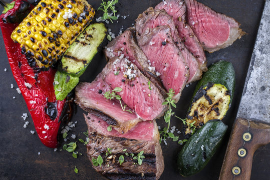 Barbecue New York Strip Steak mit Gemüse