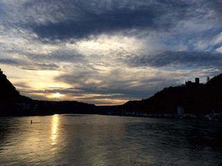 Wolkenhimmel &uuml;ber dem Rhein
