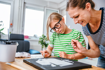 Obraz premium Mother and daughter painting canvas