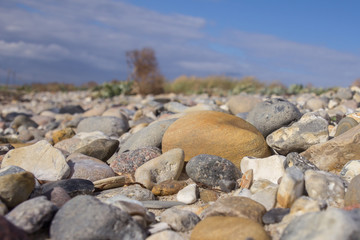 Große Steine am Strand