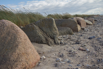 Fototapeta na wymiar Große Steine am Strand
