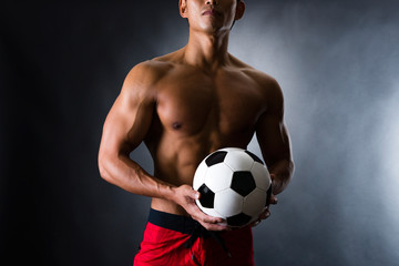 サッカーボールを持つ男性