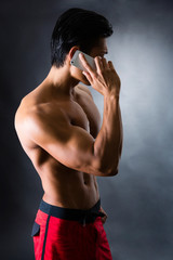 Fototapeta premium 筋トレに励む男性