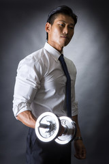 ダンベルを持つビジネスマン