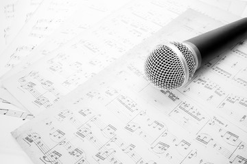 Obraz premium microphone on music sheet