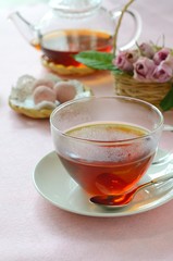 ティータイム　ピンクのバラとクッキーと紅茶
