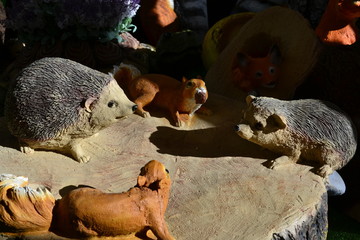 Декоративные лесные животные на пне © flamel123