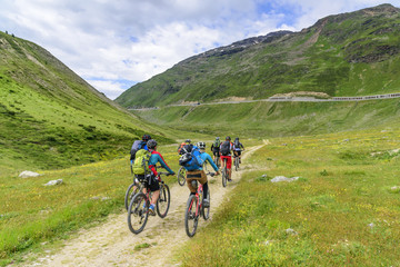 eine Gruppe Moutainbiker bei der Auffahrt im Hochgebirge