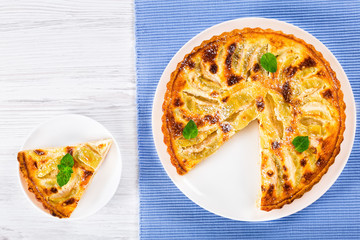 apple pie sprinkled with icing sugar