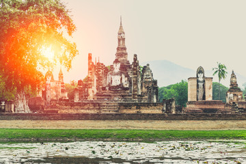 Obraz premium Beautiful old temple at Sukhothai Historical Park in the morning, Sukhothai Thailand.
